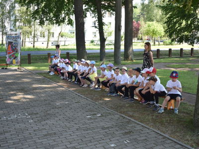 Sześciolatkowie przed uroczystością ukończenia przedszkola. 