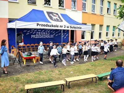 Tańca nie przerwał nawet niewielki deszczyk. 