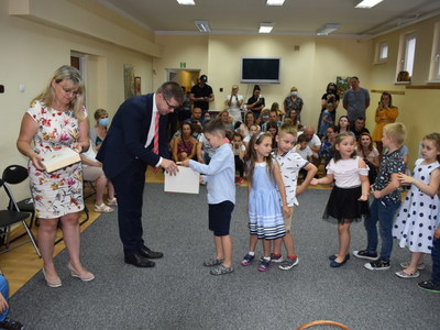 Walizeczki z napisem "Sulęcin poleca się", będą pamiątką z uroczystości. 