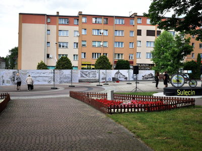 W centrum miasta wielkoformatowa wystawa poświęcona 777-leciu uzyskania praw miejskich przez Sulęcin. 