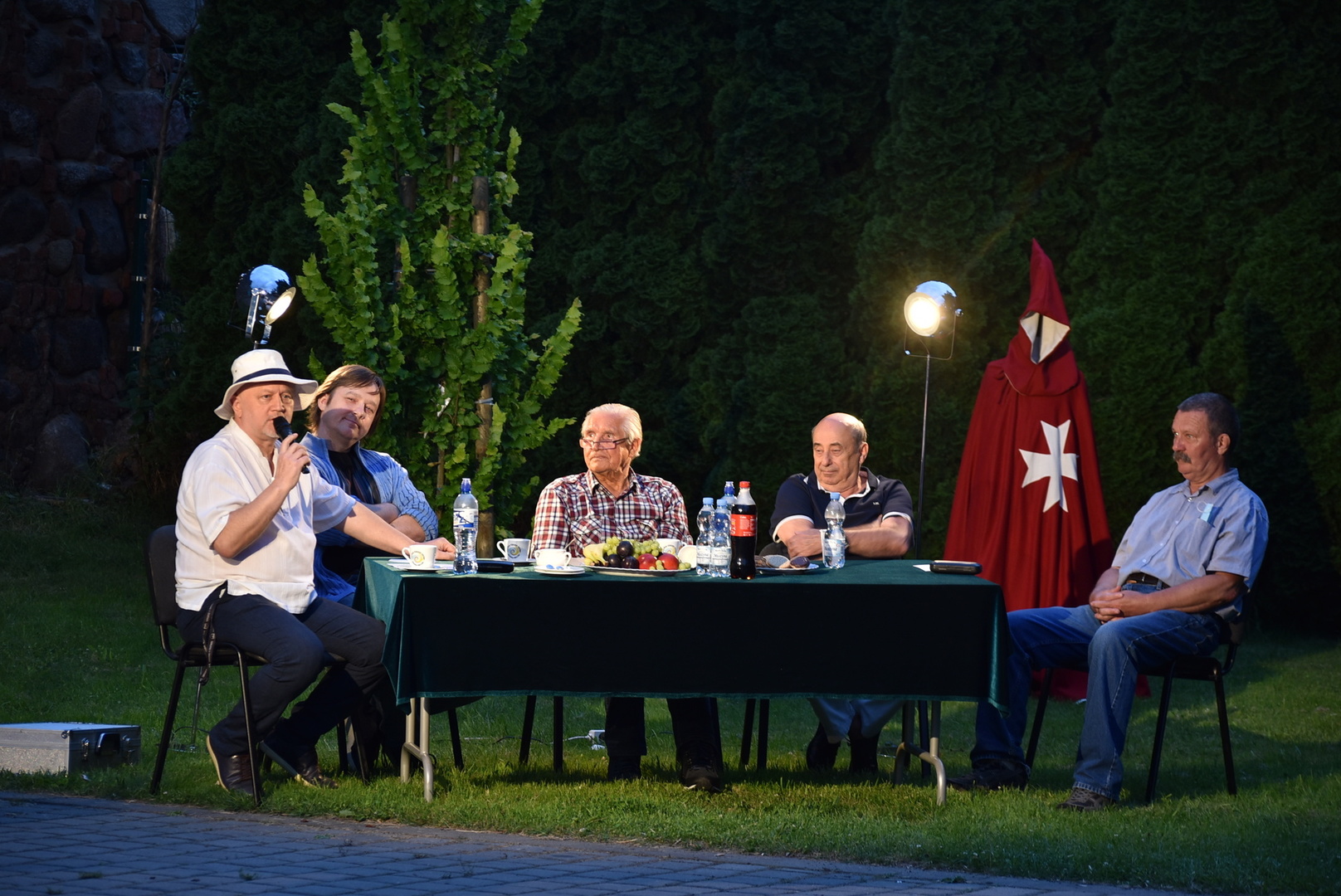 Autor wystawy wielkoformatowej i autor multimedialnego filmu o Sulęcinie z zaproszonymi gośćmi.