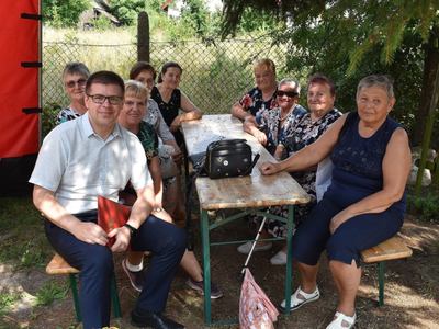 Otwarcie nowego centrum kultury w Żubrowie.
Siedzący przy stole Burmistrz Sulęcina z mieszkanki Żubrowa.