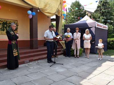 Przemawiający Burmistrz podczas oficjalnego otwarcia nowego centrum kultury w Żubrowie.