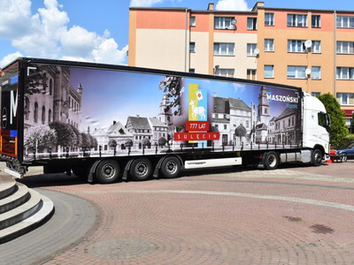 Wielkoformatowa reklama Firmy Moszoński Logistic z obchodów 777-lecia otrzymania przez Sulęcin praw miejskich.