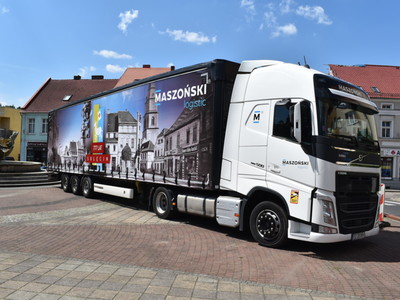 Wielkoformatowa reklama Firmy Moszoński Logistic z obchodów 777-lecia otrzymania przez Sulęcin praw miejskich.