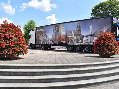 Wielkoformatowa reklama Firmy Moszoński Logistic z obchodów 777-lecia otrzymania przez Sulęcin praw miejskich.