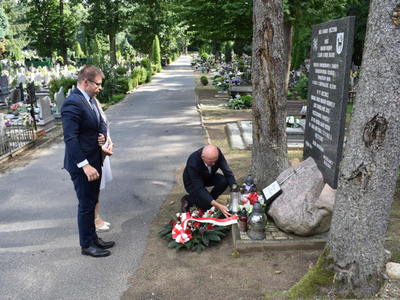Kwiaty i znicz od władz miasta i gminy.