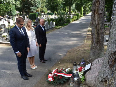 Kwiaty i znicz od władz miasta i gminy.