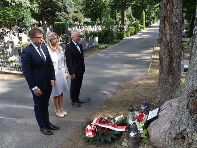 Kwiaty i znicz od władz miasta i gminy.