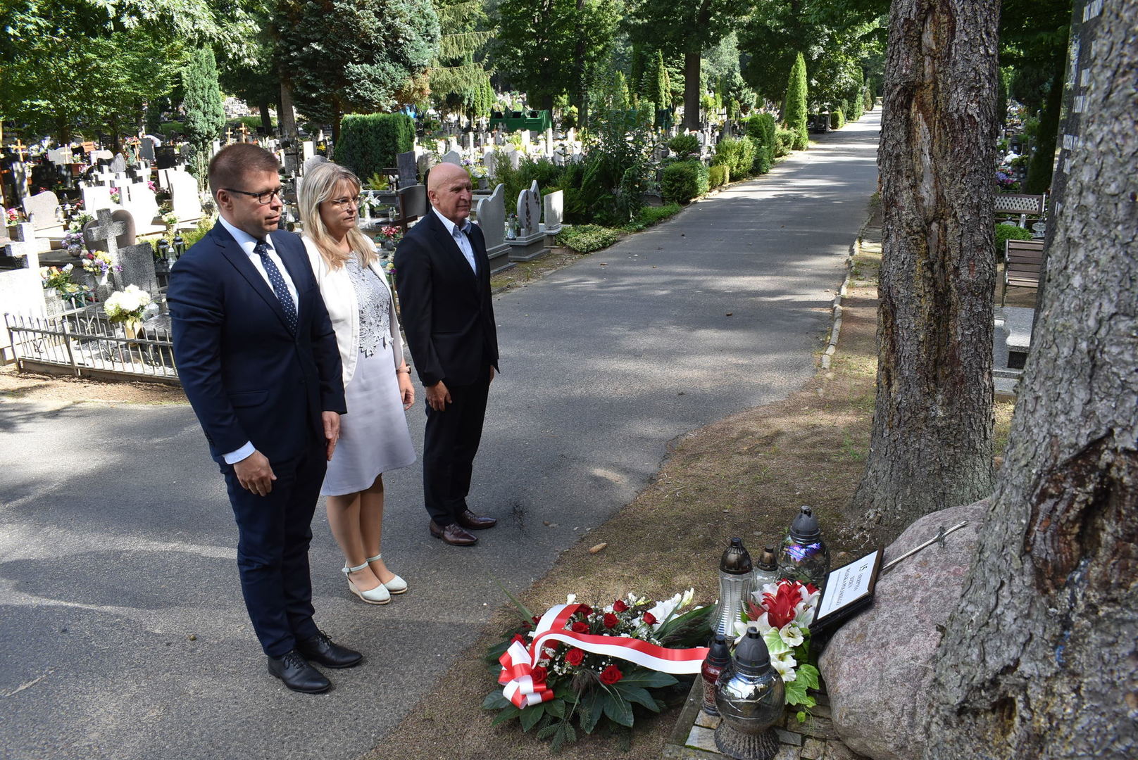 Kwiaty i znicz od władz miasta i gminy.