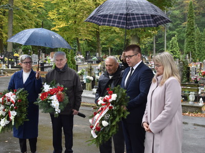 Kwiaty nauczycielom, którzy odeszli.