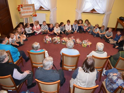 Przedszkolaki u seniorów.