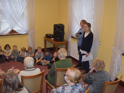 Przedszkolaki u seniorów.