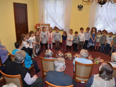 Przedszkolaki u seniorów.