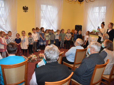 Przedszkolaki u seniorów.