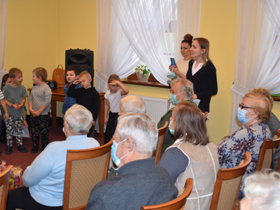 Przedszkolaki u seniorów.