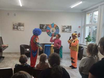Animator klaun prowadzi piknik