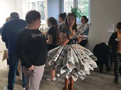 Uczestniczka w pięknym stroju ekologicznym