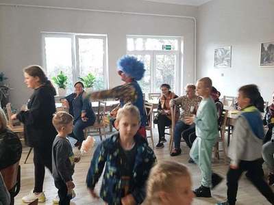 Taniec dzieci w kółko