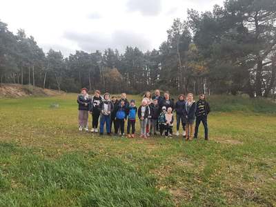 Grupa mieszkańców na składowisku w Żubrowie