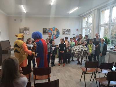 Animatorzy prowadzą piknik i wręczają nagrody