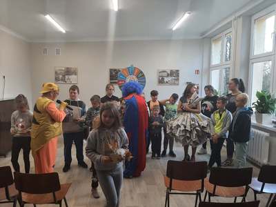 Animatorzy prowadzą piknik i wręczają nagrody