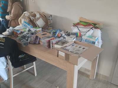 Stolik z nagrodami dla uczestników pikniku