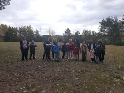 Uczestnicy pikniku na składowisku odpadów w Miechowie