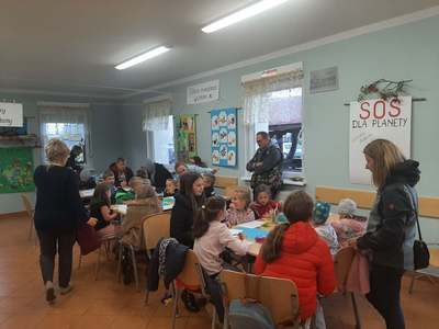Pani animator prowadzi zajęcia edukacyjne na temat ekologii i gospodarki odpadami