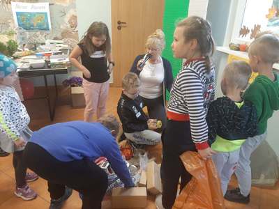 Dzieci uczą się segregować odpady