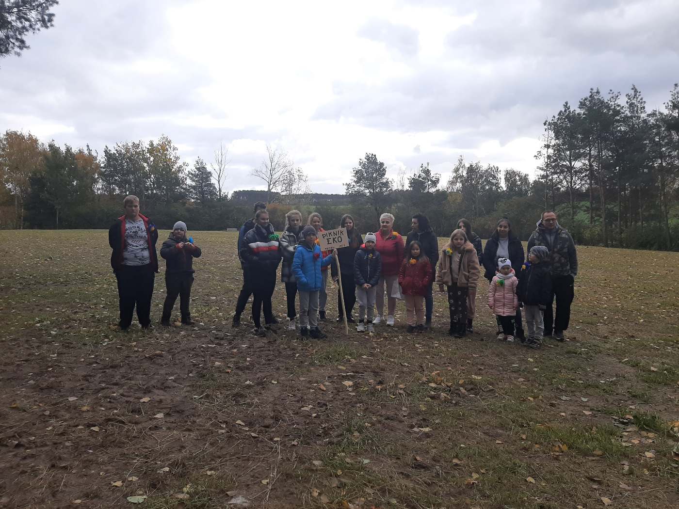 Uczestnicy pikniku na składowisku odpadów w Miechowie
