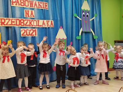 Trzylatki pasowane na przedszkolaków.
