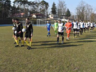 Mecz piłki nożnej MKS Stal Sulęcin-Róża Różanki. 