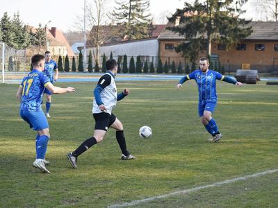 Mecz piłki nożnej MKS Stal Sulęcin-Róża Różanki. 