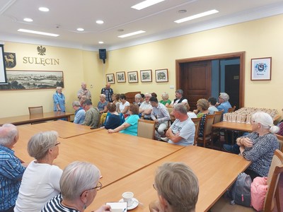 Przy stole siedzą Seniorzy z Sulęcina i Nowego Tomyśla