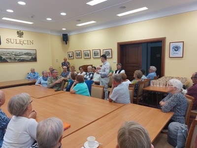 Przy stole siedzą Seniorzy z Sulęcina i Nowego Tomyśla