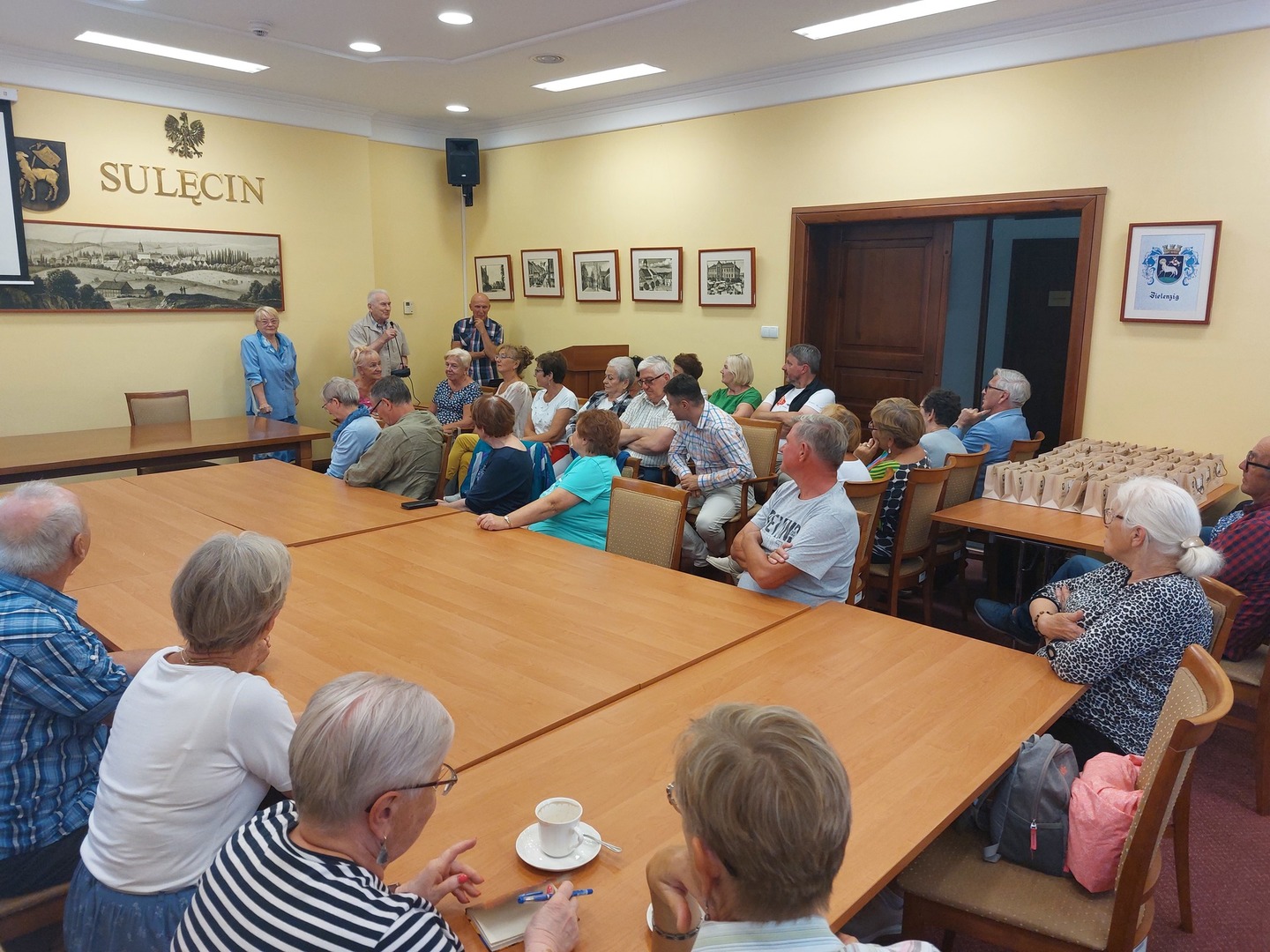 Przy stole siedzą Seniorzy z Sulęcina i Nowego Tomyśla