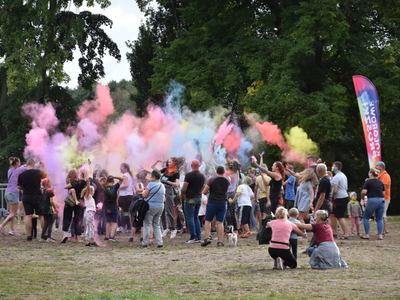 Holi - święto kolorów.