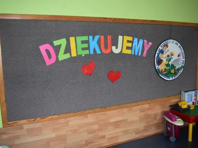 Uroczysta chwila rozstania z przedszkolakami.