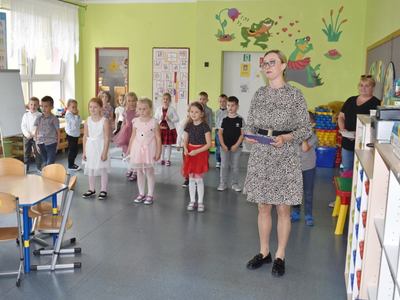 Uroczysta chwila rozstania z przedszkolakami.