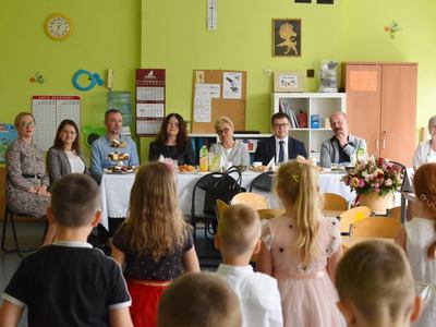 Uroczysta chwila rozstania z przedszkolakami.