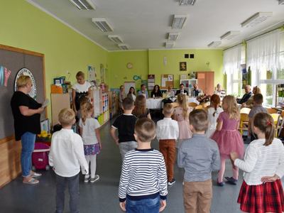 Uroczysta chwila rozstania z przedszkolakami.