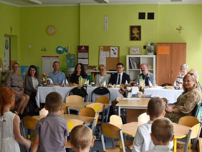 Uroczysta chwila rozstania z przedszkolakami.