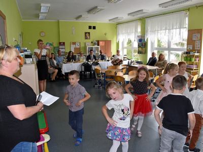 Uroczysta chwila rozstania z przedszkolakami.