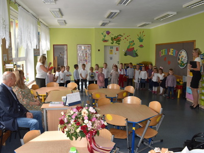 Uroczysta chwila rozstania z przedszkolakami.