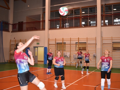 Amatorska liga piłki siatkowej.