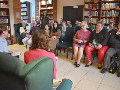 Wieczór autorski poezji Angeliki Daukszy z Sulęcina.
Autorka z gośćmi podczas premiery książki.
