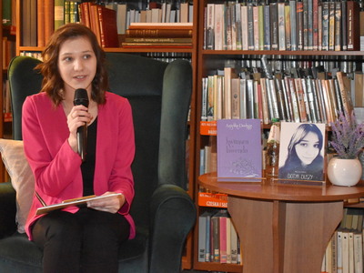 Wieczór autorski poezji Angeliki Daukszy z Sulęcina.
Autorka przemawiająca do gości.