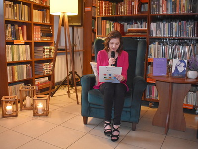 Wieczór autorski poezji Angeliki Daukszy z Sulęcina.
Autorka przemawiająca do gości.