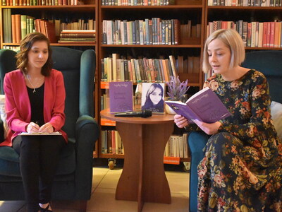 Wieczór autorski poezji Angeliki Daukszy z Sulęcina.
Autorka z gośćmi podczas premiery książki.